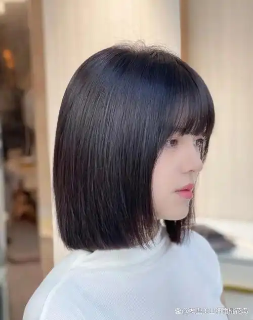 很减龄,时尚感很强,在秋冬剪这样款刘海的发型,显得整个人都温暖了几