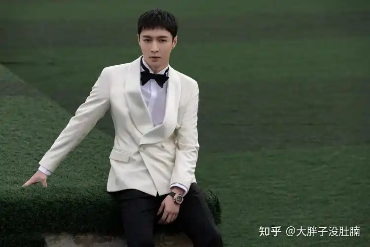 除了个人专辑曾经登上billboard 200专辑榜,从2020年开始,张艺兴更是