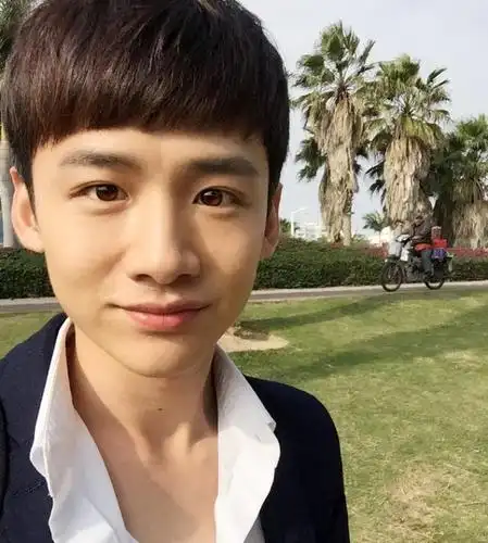 白敬亭尝试过的发型齐刘海还能忍看到图四00后粉头成墙头