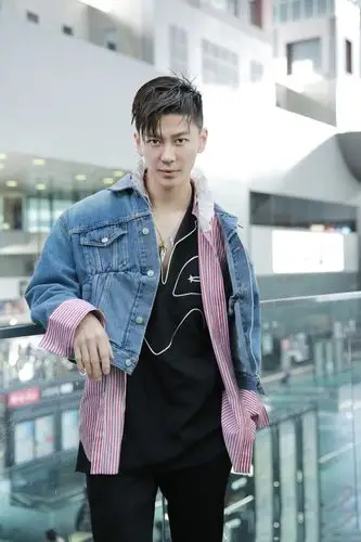 简介:王嘉清新时尚机场街拍图片,分享一组王嘉图片给