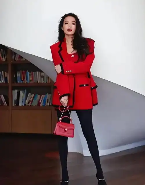 舒淇穿红色西装干练酷飒淡妆出镜御姐气场拉满