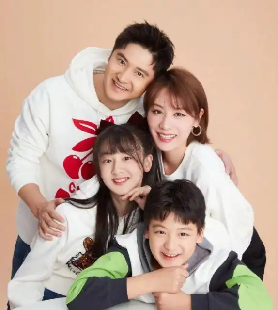 田亮除夕晒全家福一家四口花式摆拍自称复制粘贴组合