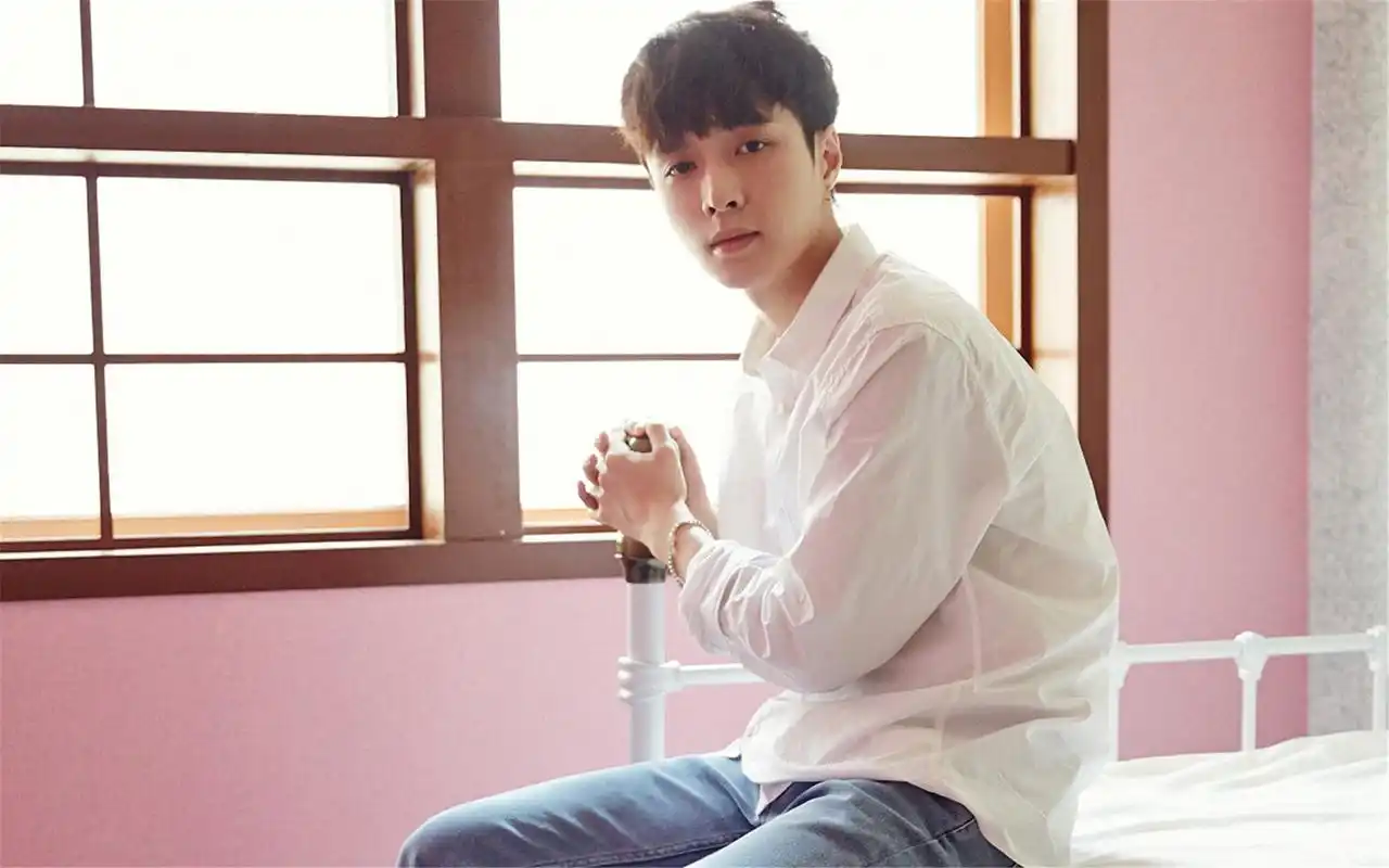 首页 桌面壁纸 大陆明星 张艺兴白衬衫阳光帅气写真简约风电脑壁纸