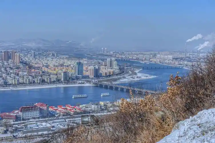 站在山顶拍摄吉林全景