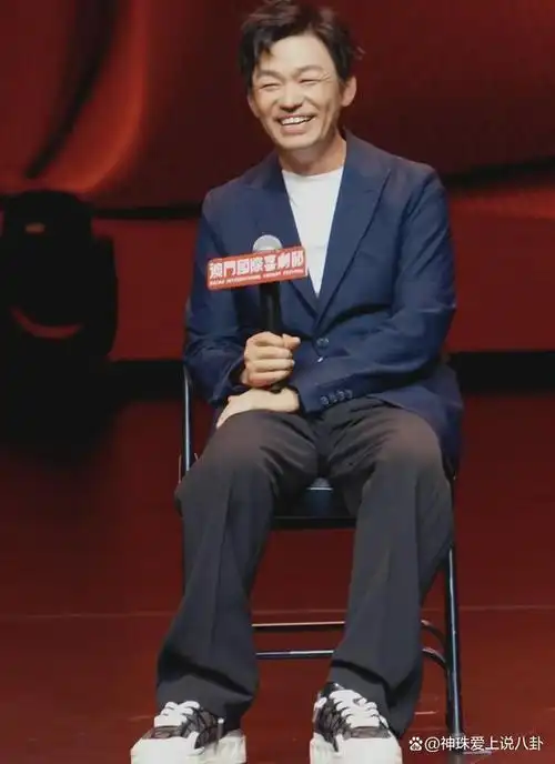 此次喜剧节还请来了豪华阵容的主持人何炅以及一些著名导演和演员如宁