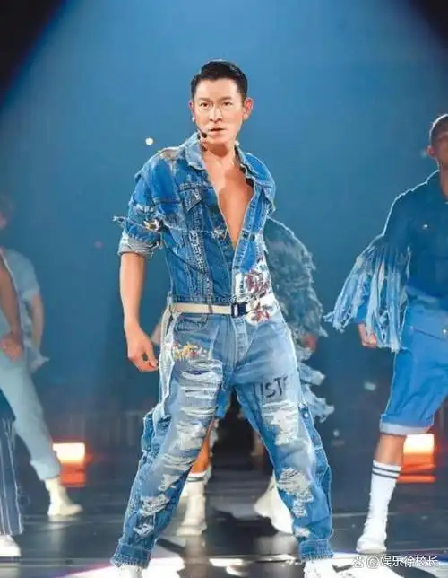 刘德华女儿首次公开露面,高鼻梁大眼睛,和妈妈看爸爸演唱会!