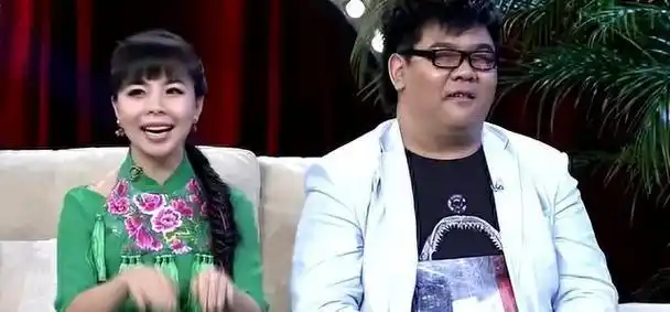 她通过实际行动展现了对故乡的深深眷恋,不仅引领她的妹妹王小妮踏入