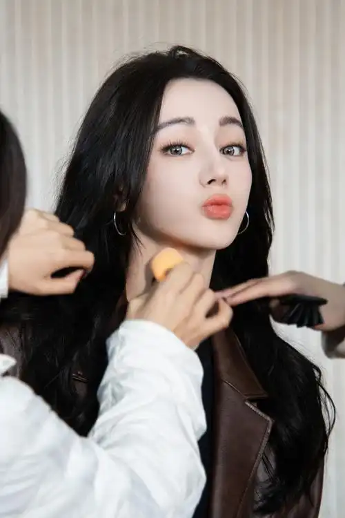 迪丽热巴新剧开机晒美照,嘟嘴卖萌甜如少女,和黄景瑜再传绯闻_腾讯