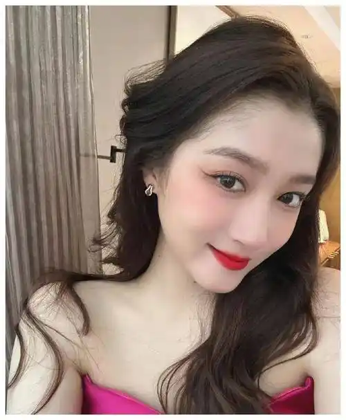 关晓彤秀健身照破怀孕传言,小腹平坦马甲线优越,s曲线长腿吸睛_鹿晗