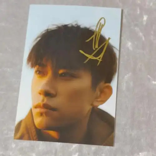 易烊千玺亲笔签名照片