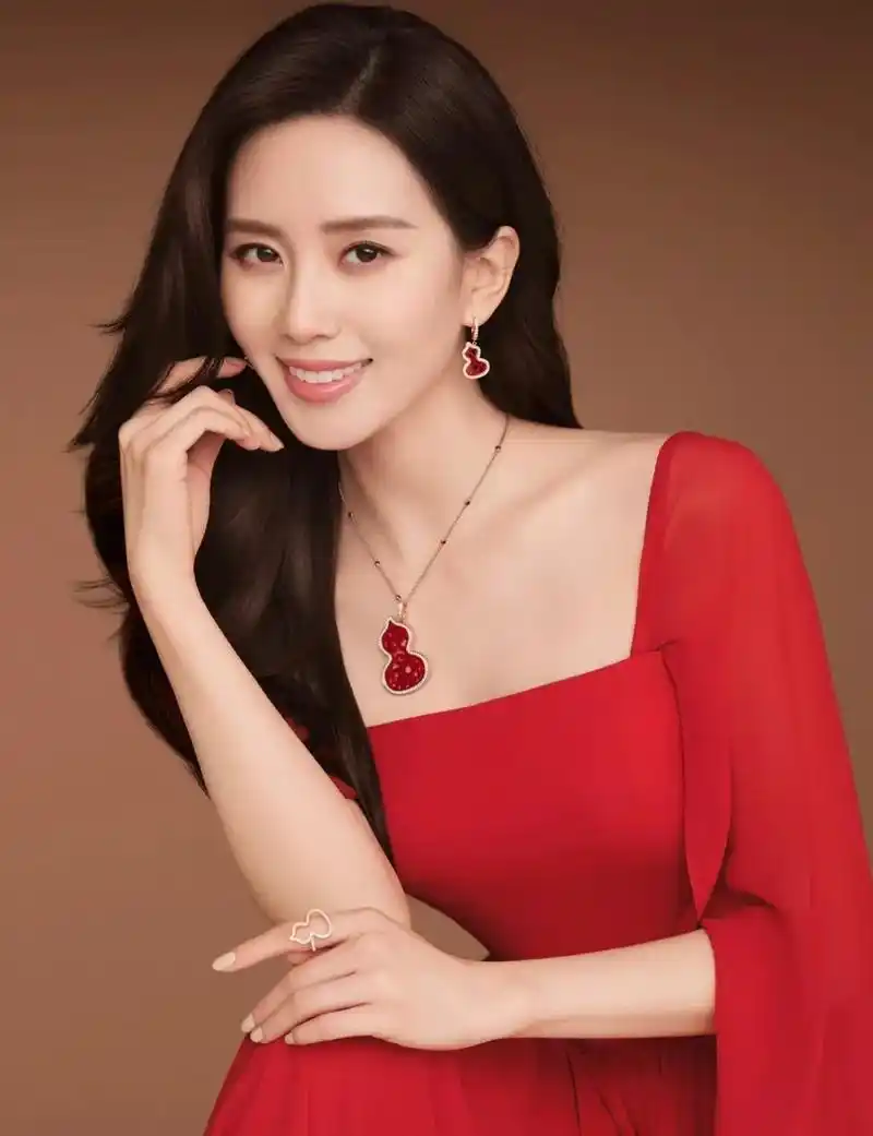 qeelin 品牌代言人刘诗诗温柔演绎全新wulu lace - 抖音