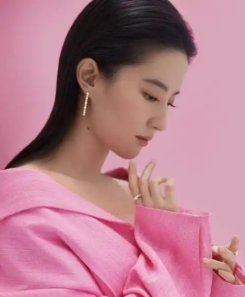 刘亦菲杂志花絮照曝光!