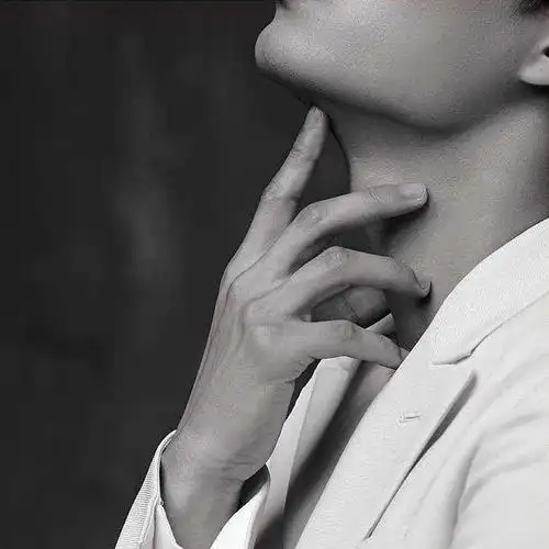 求男爱豆喉结的照片