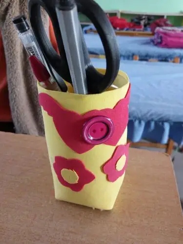 矿泉水瓶的笔筒!