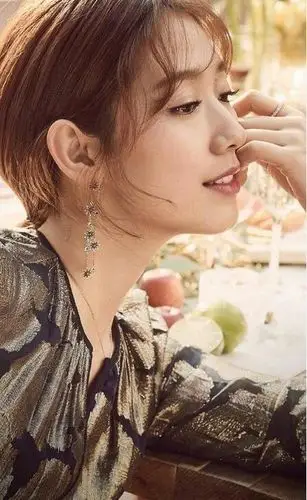 组图:朴信惠侧颜精致 戴首饰温婉知性女子力惊人