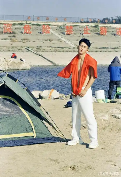 喜欢穿白色裤子的精瘦小鲜肉,自驾游在野外搭帐篷露宿的英俊帅哥