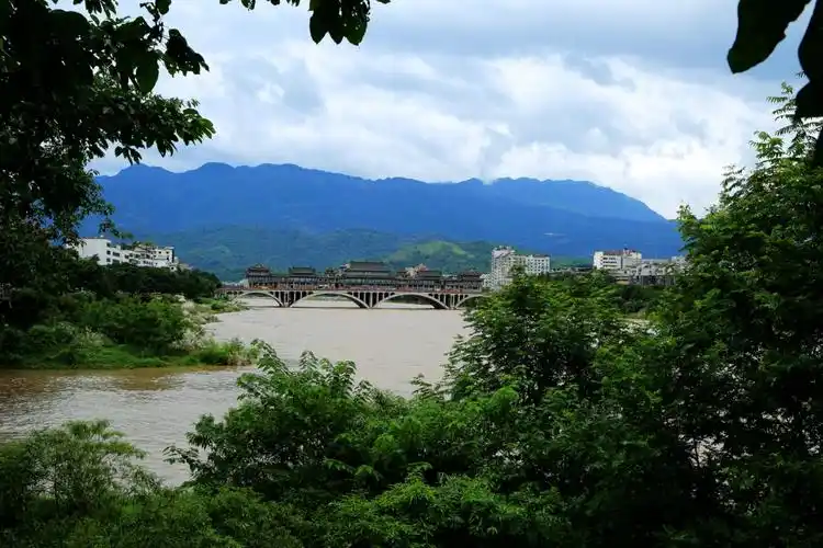 雅安一个在雨中的城市!