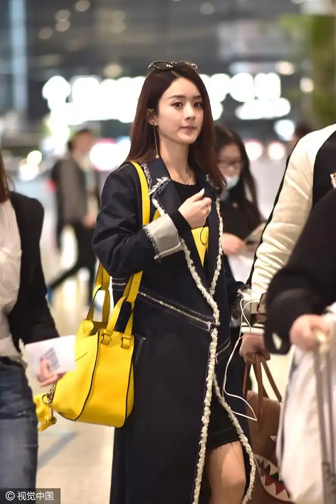 赵丽颖御姐look范儿现身机场 手拿玩偶暴露少女心