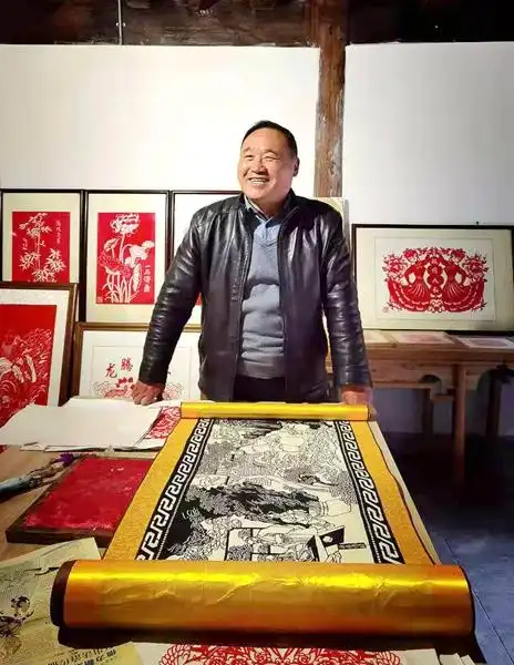 梁加付,河南省鹿邑县观堂镇人,爷爷是民间纸扎艺人.