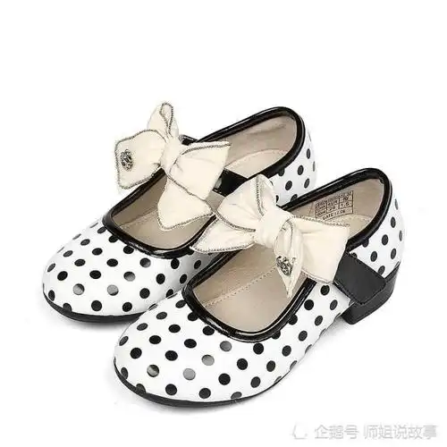 一个脏兮兮的小女孩说我的鞋子很好看要我脱下来给她