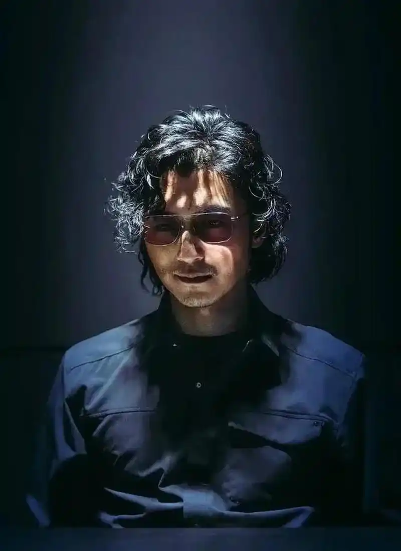 《怒火》电影中谢霆锋这个卷发造型,太有型了.