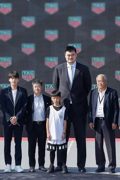 身高181cm的李易峰和姚明同框瞬间变得好mimi,两人完全的诠释什么是