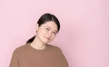 女生歪头微笑 人 女