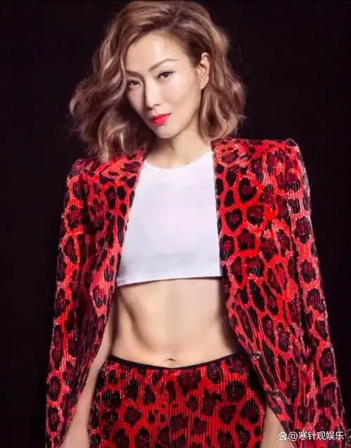 郑秀文挑战超性感造型,夸张的奇特服装让人十分震撼