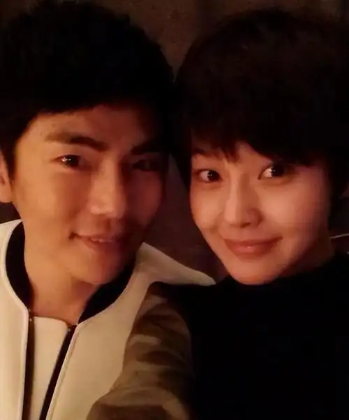 纪实张佳宁34岁演学生两年接18部剧为母买房如今苦尽甘来