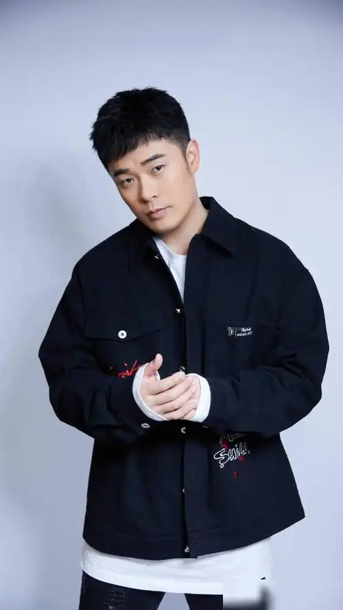 演员陈赫综艺感爆棚气氛担当来看写真照吧