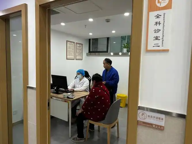 在大坪正街社区卫生服务站,全科医生正在问诊.新华社记者李晓婷 摄