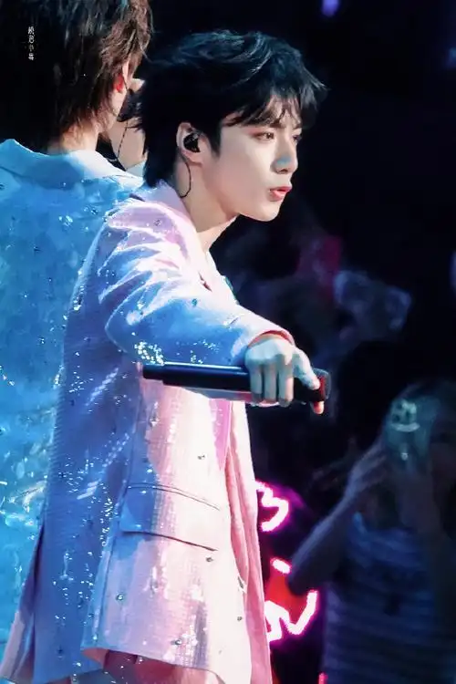 #刘耀文叁重楼暨出道四周年演唱会#