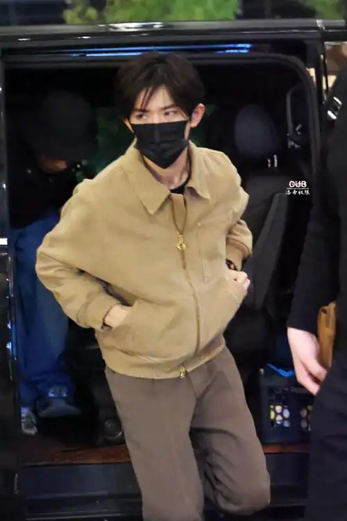 易烊千玺皮衣街拍#易烊千玺超话  出去工作带了多少漂亮衣服哈哈哈哈