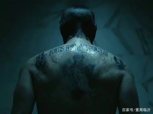 威克(wick)背上的纹身是拉丁语" fortis fortuna adiuvat",翻译为"