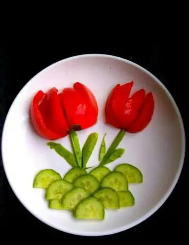 倒扣着放入盘中. 3.黄瓜切不等的小细条,摆在西红柿下面. 4.黄瓜切片.