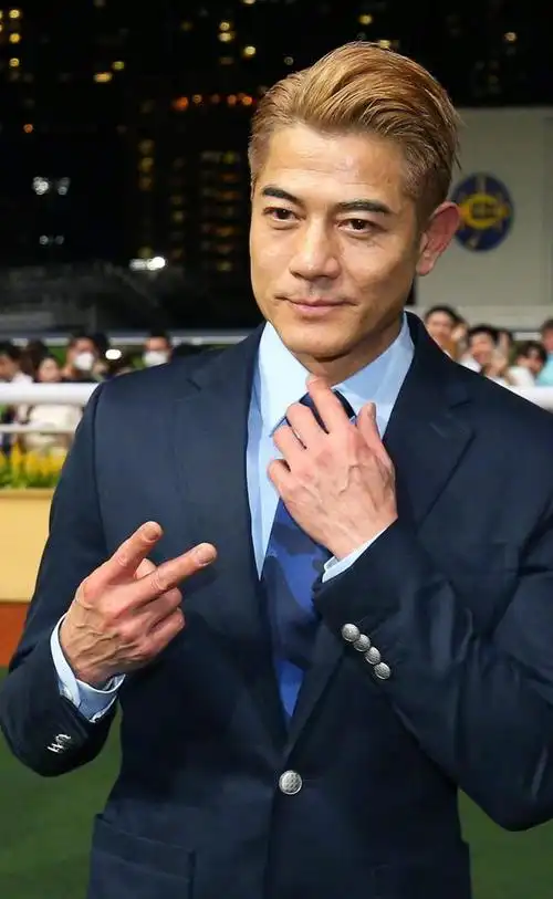 58岁郭富城玩赛马赢得第一,获得百万奖金,紧搂娇妻方媛激动大吼