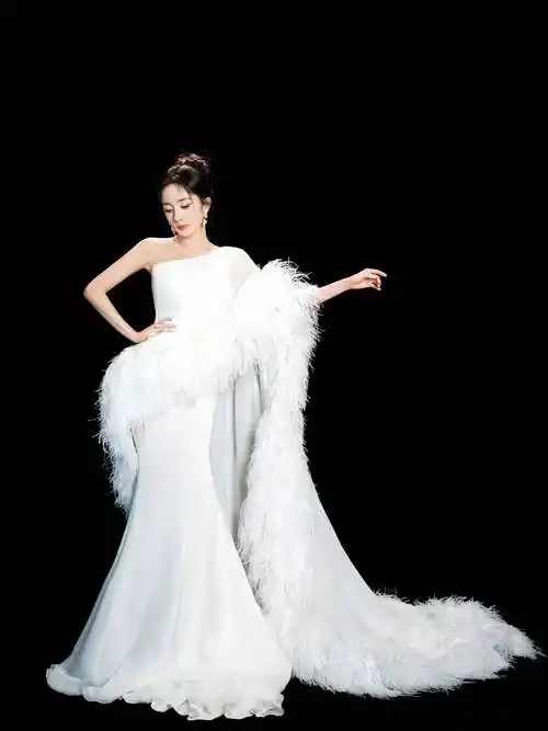 穿斜肩羽毛裙温柔得像二十岁,超惊艳_造型_礼服_剪裁