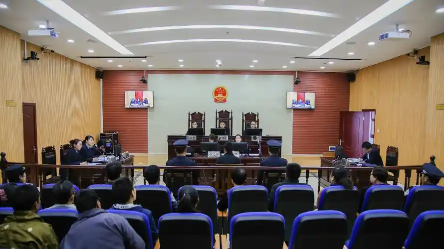 2017年11月30日,甘南州中级人民法院党组书记,院长李小宁担任审判长