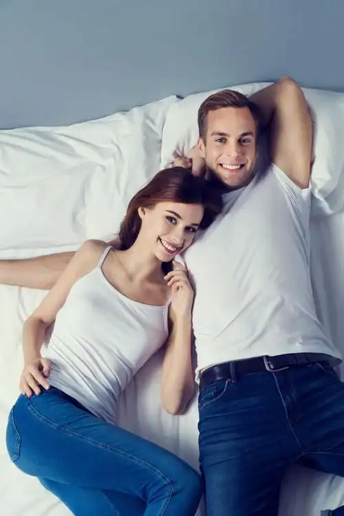 甜蜜的情侣在睡觉图片-躺在在卧室床上睡觉的年轻夫妇素材-高清图片