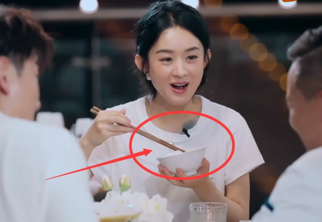 赵丽颖忙活一天晚上吃饭时谁注意她碗里边的饭量太真实了