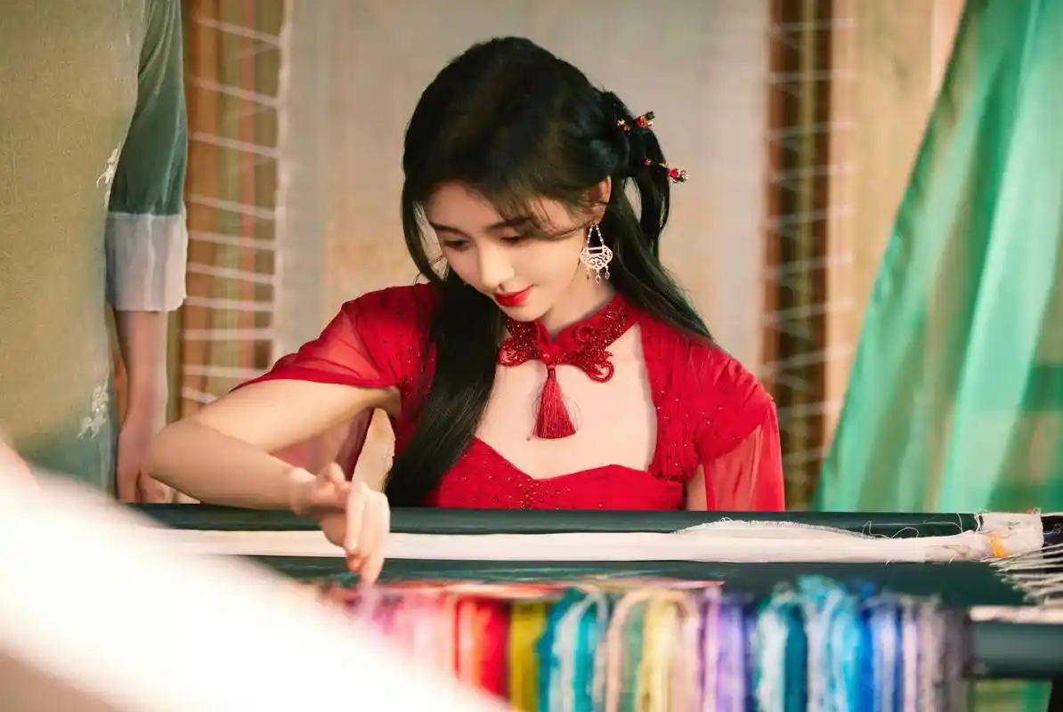 被鞠婧祎的国风造型美到了!穿一身中国红斗篷长裙,优雅又惊艳