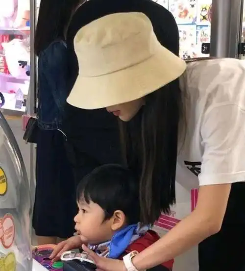 他们关注并没有什么恶意,只不过是想看看这些天生就戴着光环的小孩子