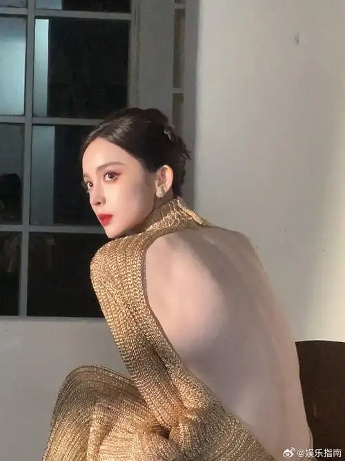 #古力娜扎的背#