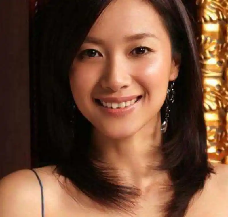 有一种坐姿叫徐静蕾的女神坐,腿间距不足1cm,网友:咋做到的