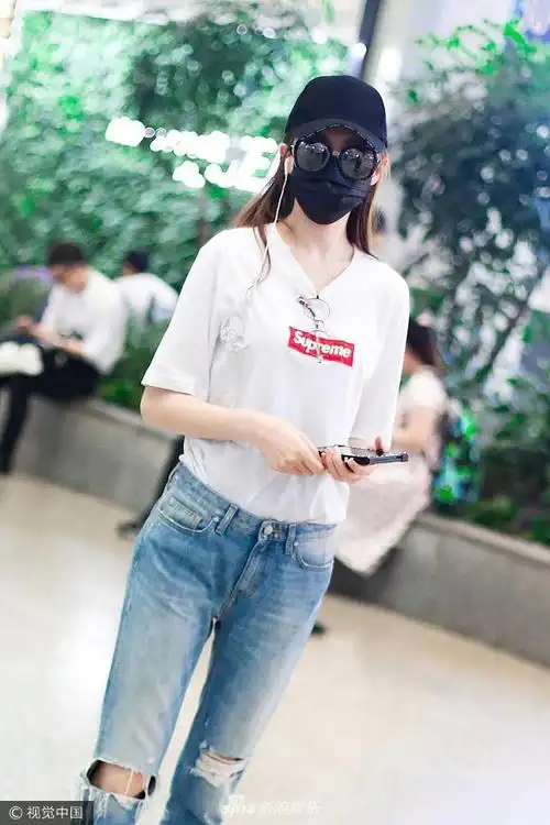 唐嫣白t配破洞牛仔裤现身机场潮范十足