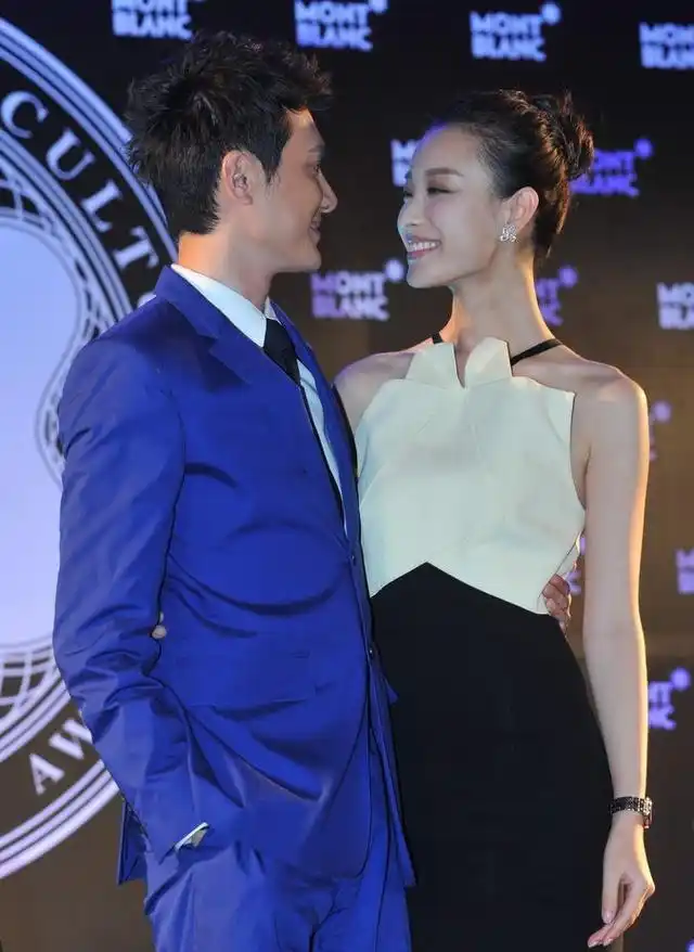 倪妮贴心帮冯绍峰整理西服 大秀恩爱,只可惜好景不长!