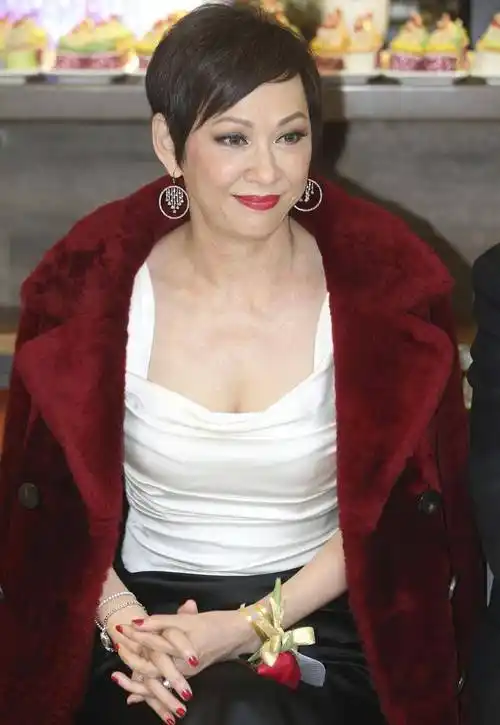 周润发前妻余安安,穿吊带背心秀凹凸感,这身材50后里太少见