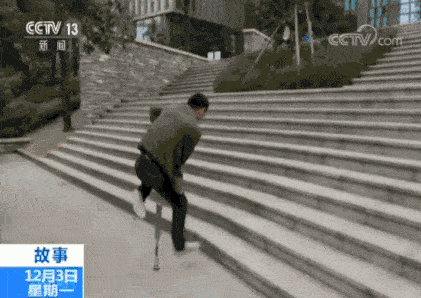 一条腿照样跑得过时间但这难不倒他没有电梯,偏僻难找他只能接别人不