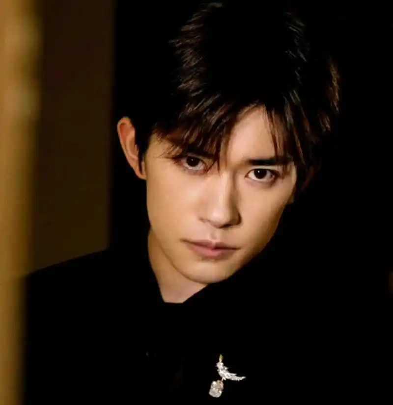 易烊千玺出席珠宝品牌活动,穿着黑色西装,沉稳大气,散发着强大的气场.