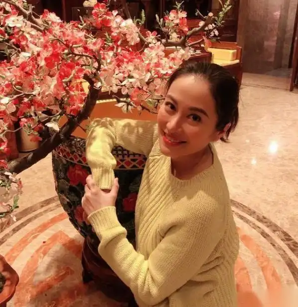 日前,叶璇微博晒出一份连体婴摆设礼物,有网友留言:"你也应该生了